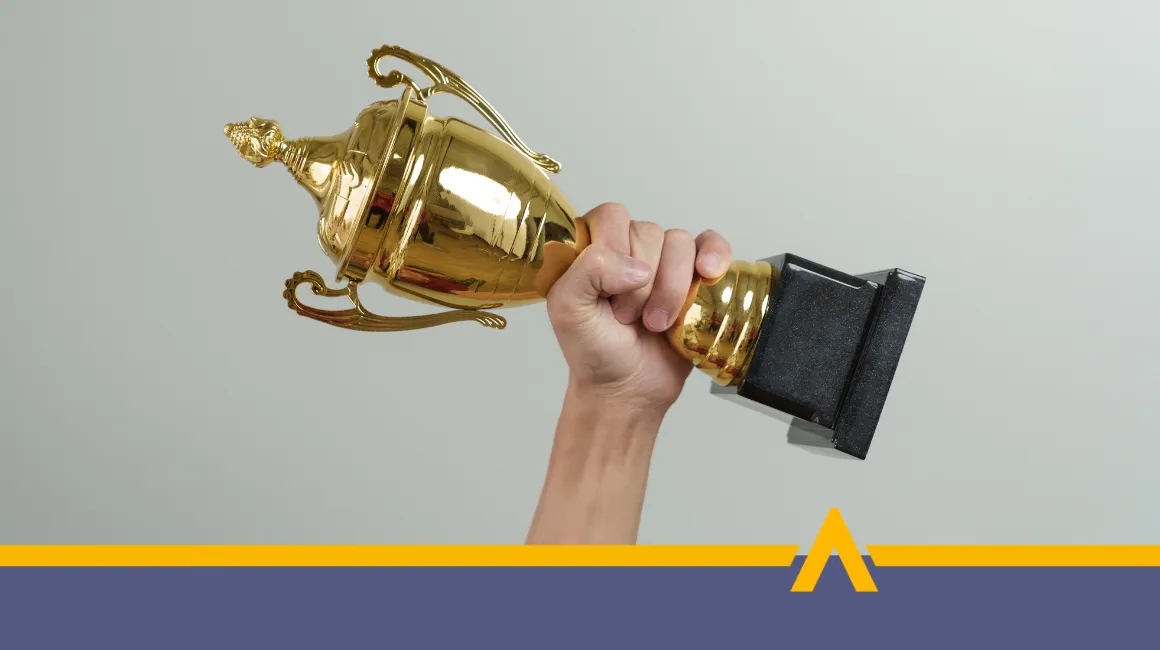 Kobieta trzymająca nagrodę – kolejne wyróżnienie dla Aventus Group za osiągnięcia w branży finansowej