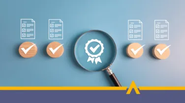 Symbol jakości pod lupą na tle ikon list kontrolnych